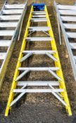 8 tread fibreglass framed step ladder A670171