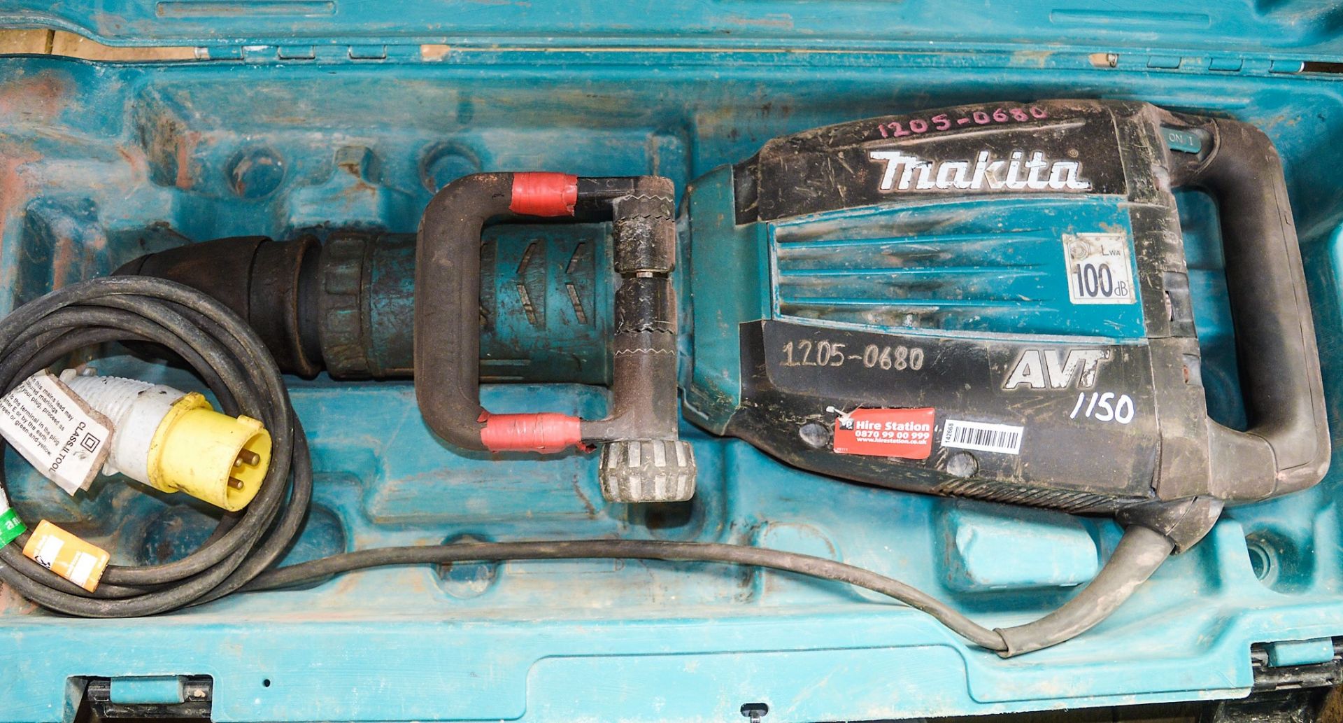 Makita AVT 110v breaker c/w carry case 1205-0680