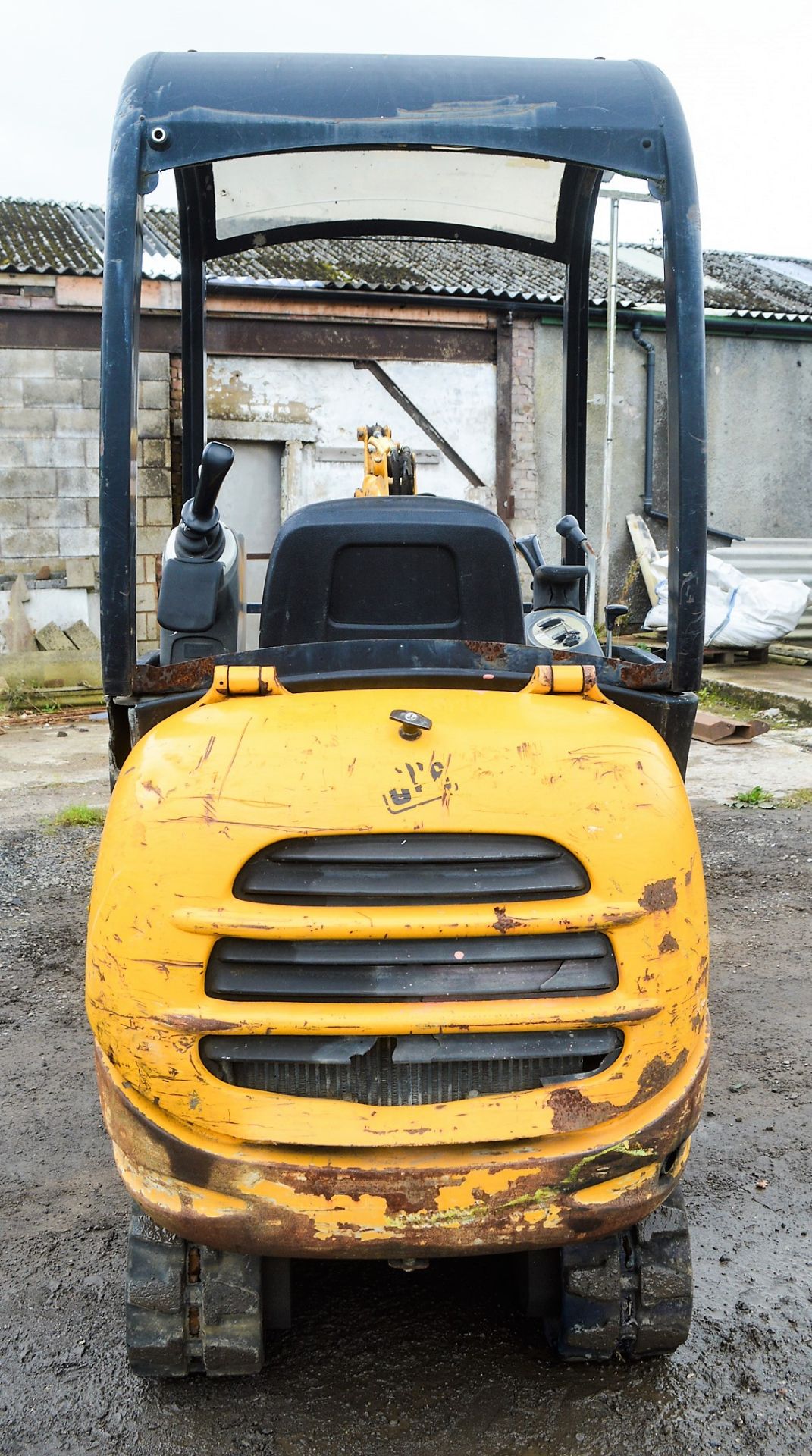 JCB 801.4 1.5 tonne rubber tracked mini excavator Year: 2006 S/N: 1156751 Recorded Hours: blade & - Image 6 of 10