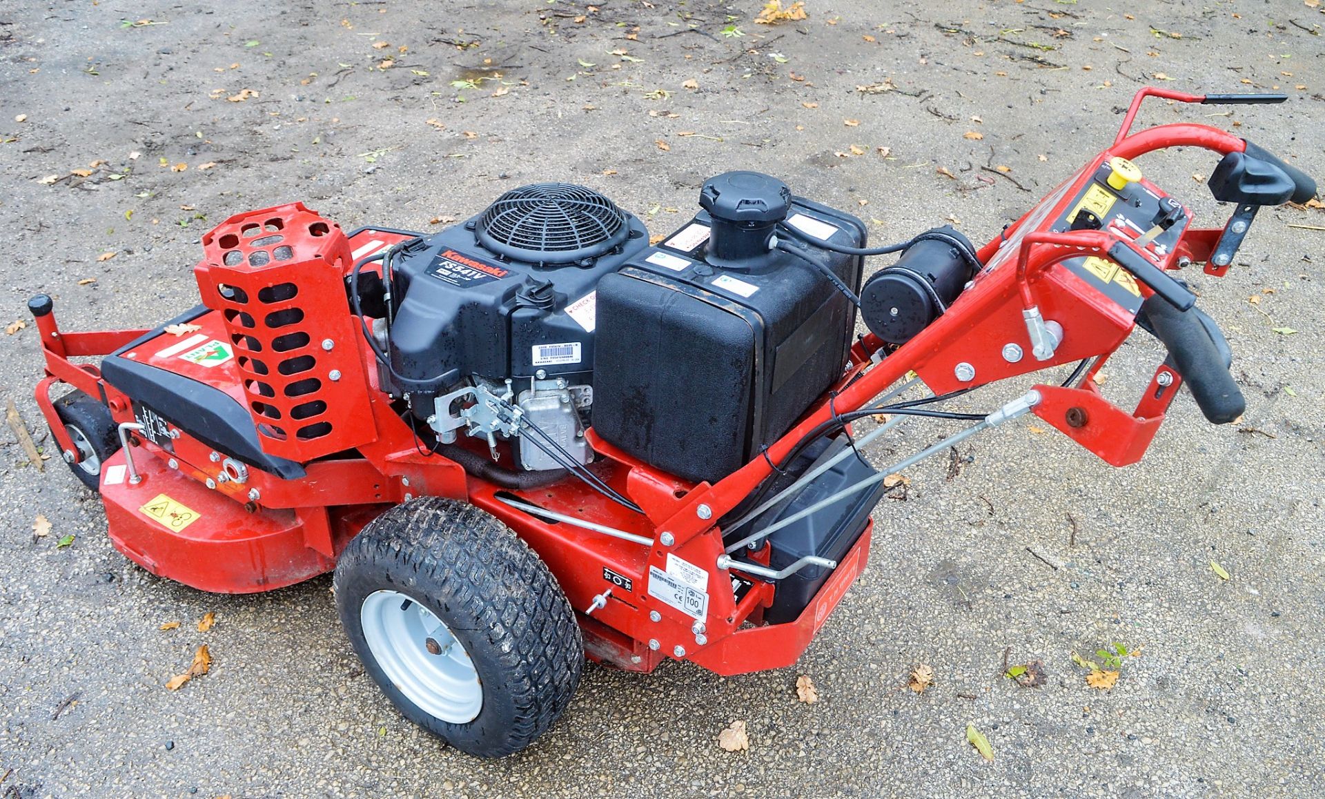 Ferris 32 inch petrol driven walk behind mower Year: 2013 S/N: 2016683490 A641171 - Image 2 of 6