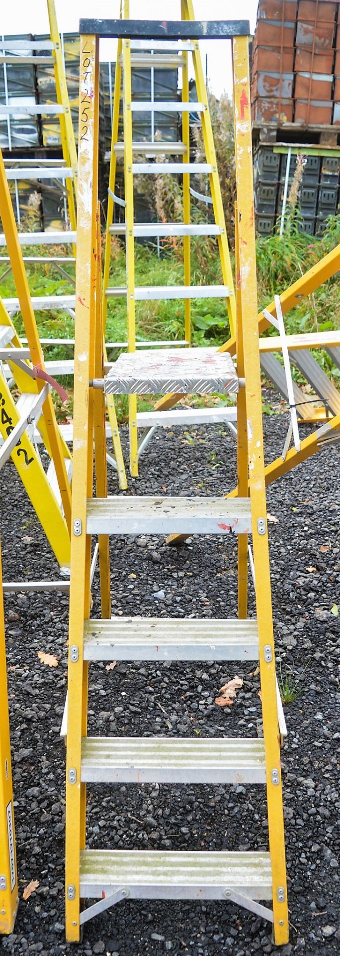 5 tread fibre glass framed step ladder VP2