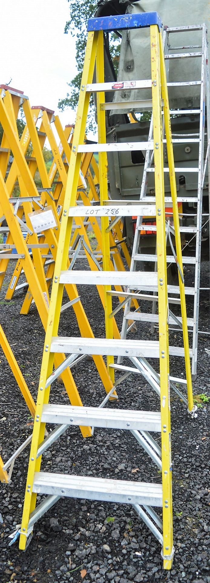 8 tread fibre glass framed step ladder VP2