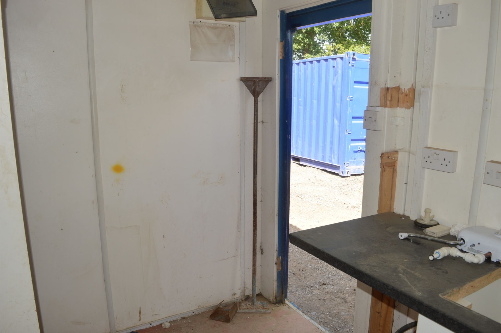 21 ft x 9 ft steel anti vandal site unit  No keys but unlocked - Image 6 of 8