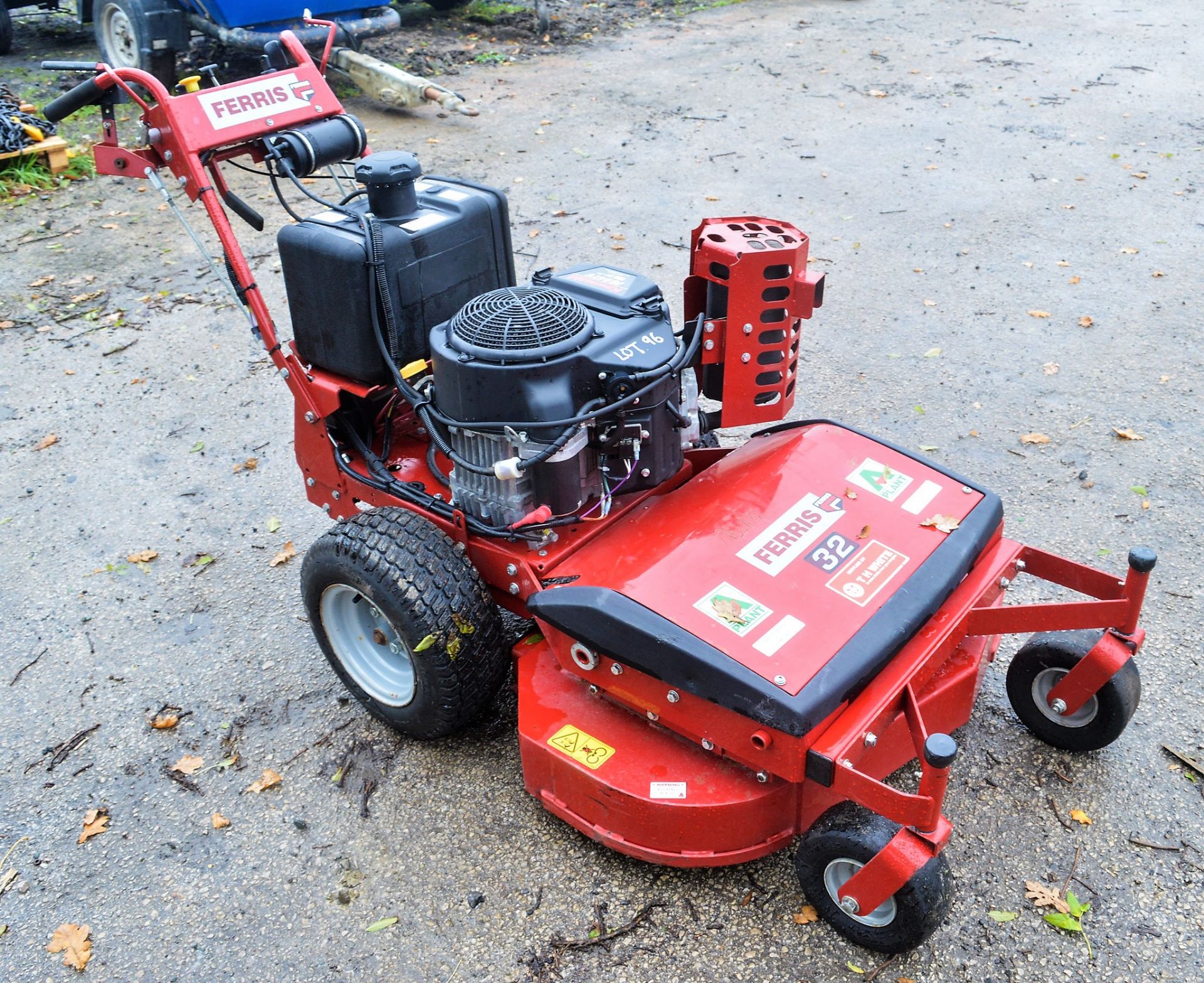 Ferris 32 inch petrol driven walk behind mower Year: 2013 S/N: 2016683490 A641171