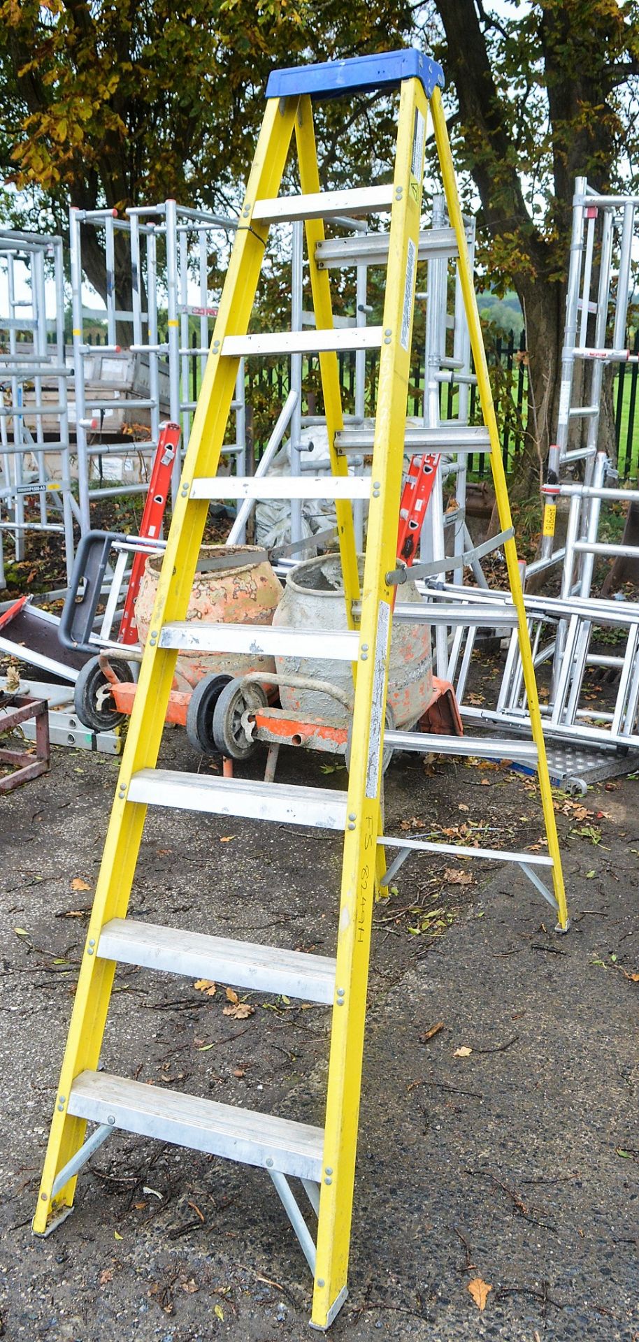 8 tread fibre glass framed step ladder FS8249H