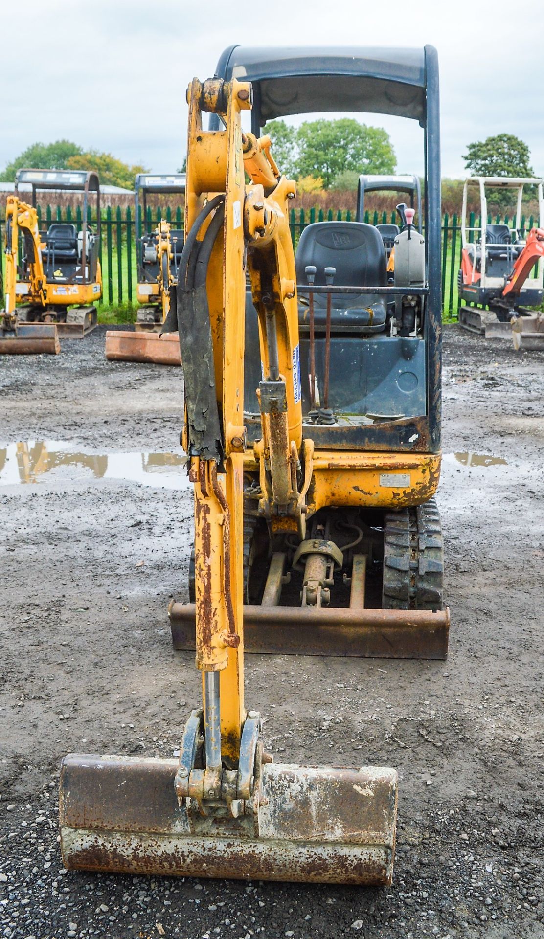 JCB 801.4 1.5 tonne rubber tracked mini excavator Year: 2006 S/N: 1156751 Recorded Hours: blade & - Image 5 of 10