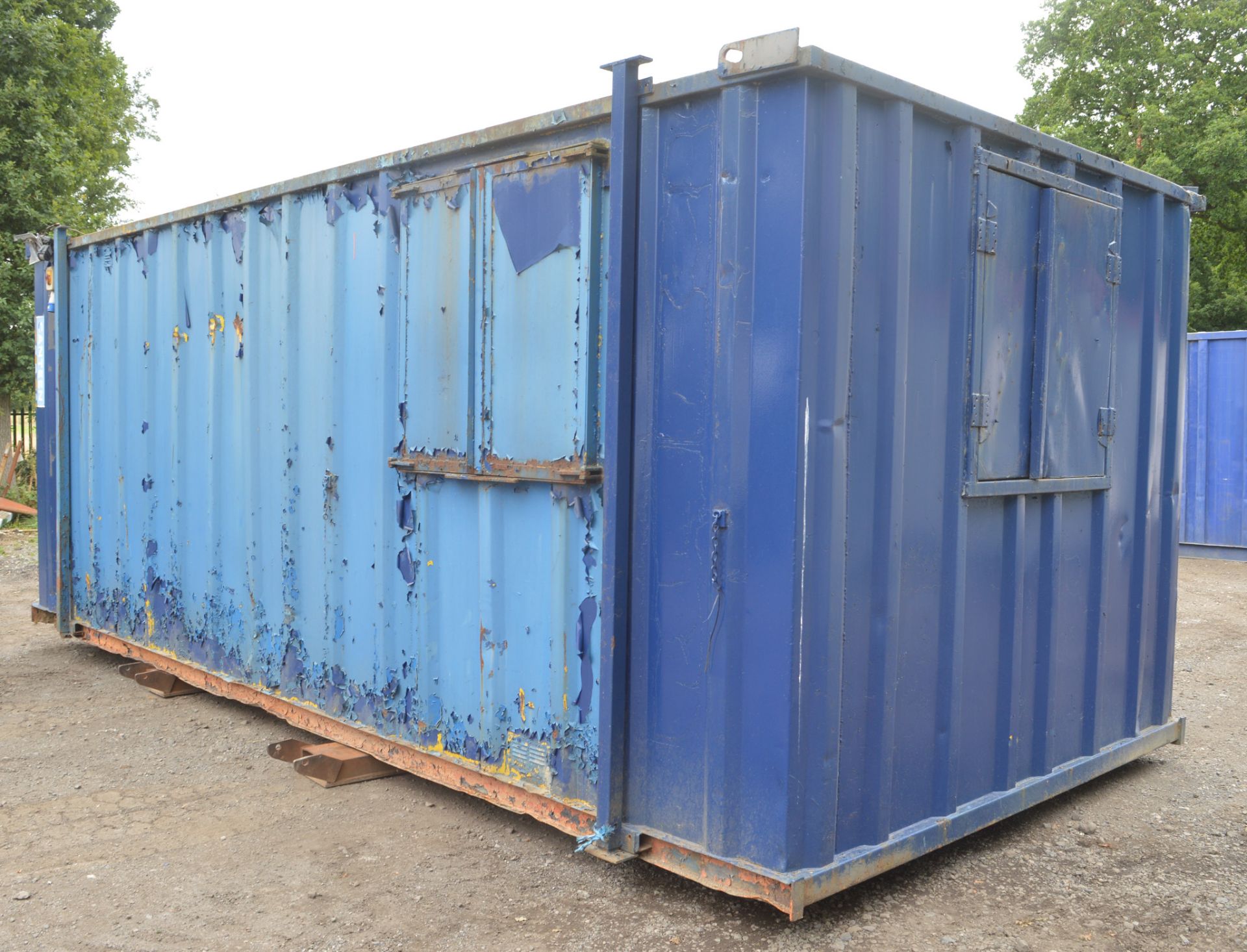 21 ft x 9 ft steel anti vandal site unit  No keys but unlocked - Image 4 of 8