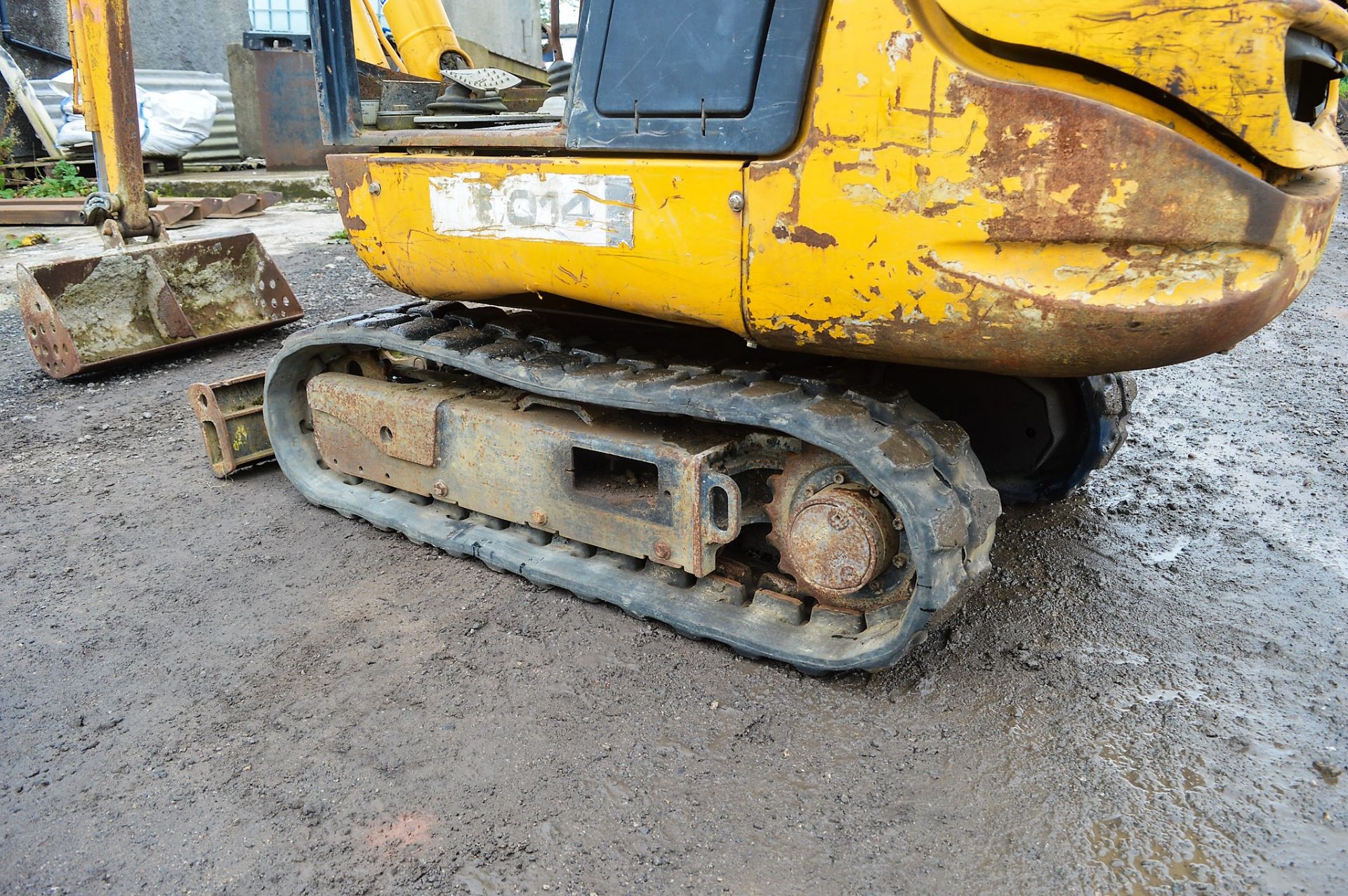 JCB 801.4 1.5 tonne rubber tracked mini excavator Year: 2006 S/N: 1156751 Recorded Hours: blade & - Image 7 of 10