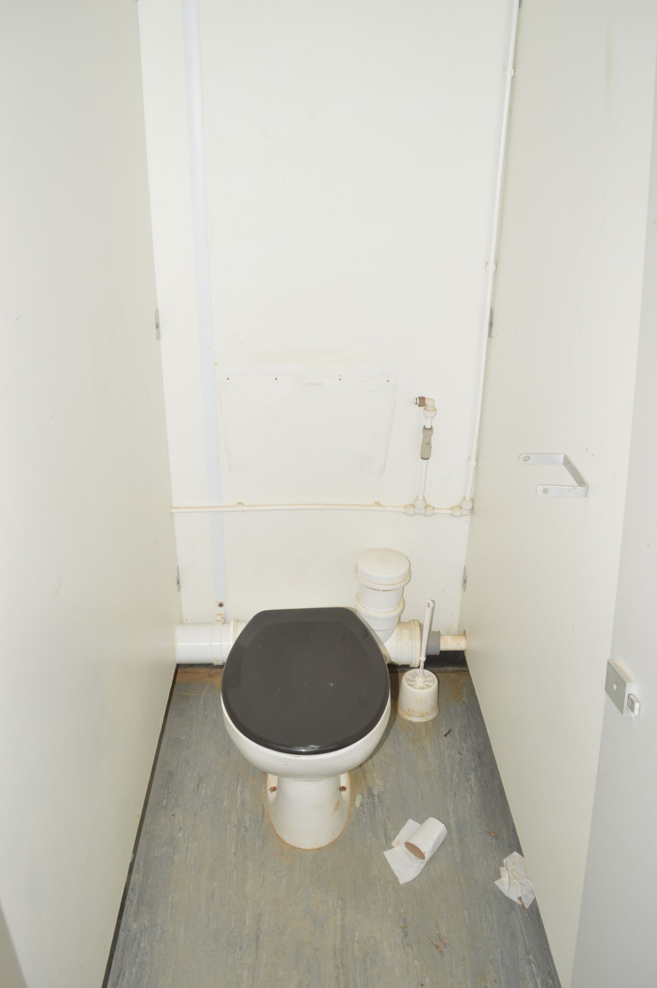 21 ft x 9 ft steel anti vandal jack leg toilet block Blue&White *No keys but unlocked* - Image 8 of 12