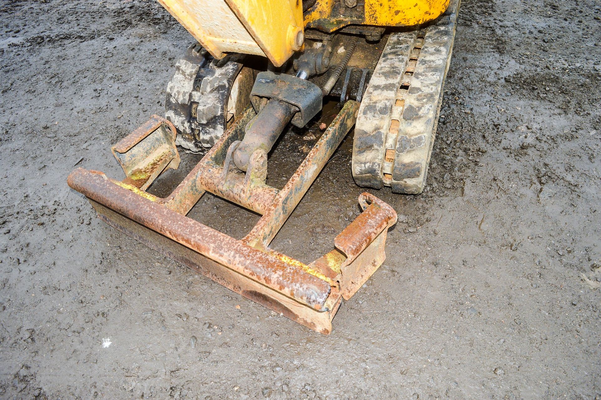 JCB 8008 1 tonne rubber tracked micro excavator Year: 2005 S/N: 1148551 Recorded Hours: 969 blade, - Image 10 of 11