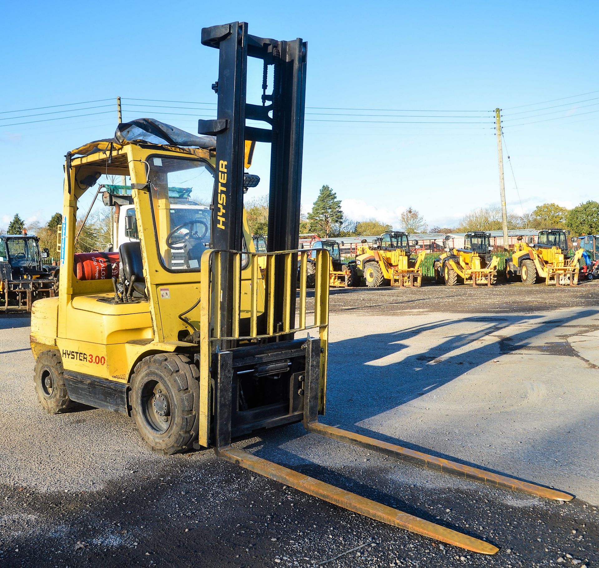 Hyster H3.0XM 3 tonne gas powered fork lift truck Year: 1997 S/N: 355769 Recorded Hours: 7428 c/w - Image 2 of 7