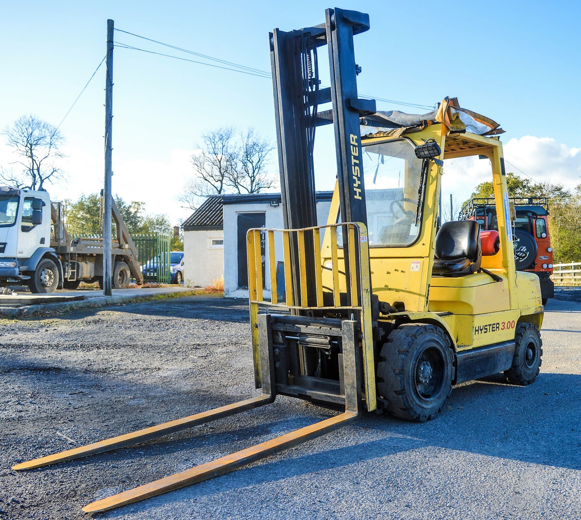 Hyster H3.0XM 3 tonne gas powered fork lift truck Year: 1997 S/N: 355769 Recorded Hours: 7428 c/w