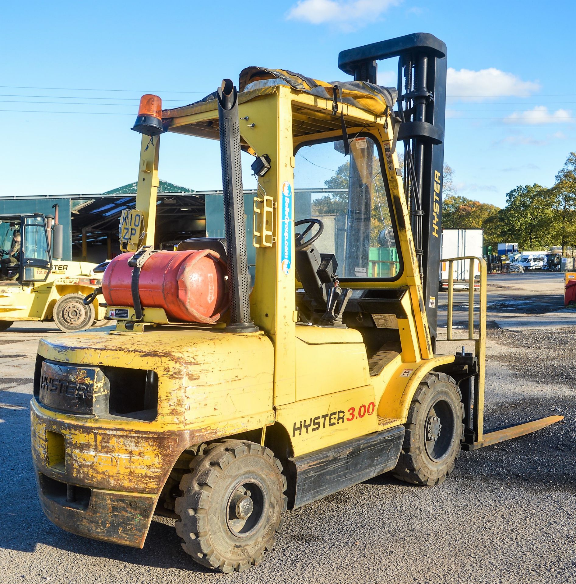 Hyster H3.0XM 3 tonne gas powered fork lift truck Year: 1997 S/N: 355769 Recorded Hours: 7428 c/w - Image 4 of 7