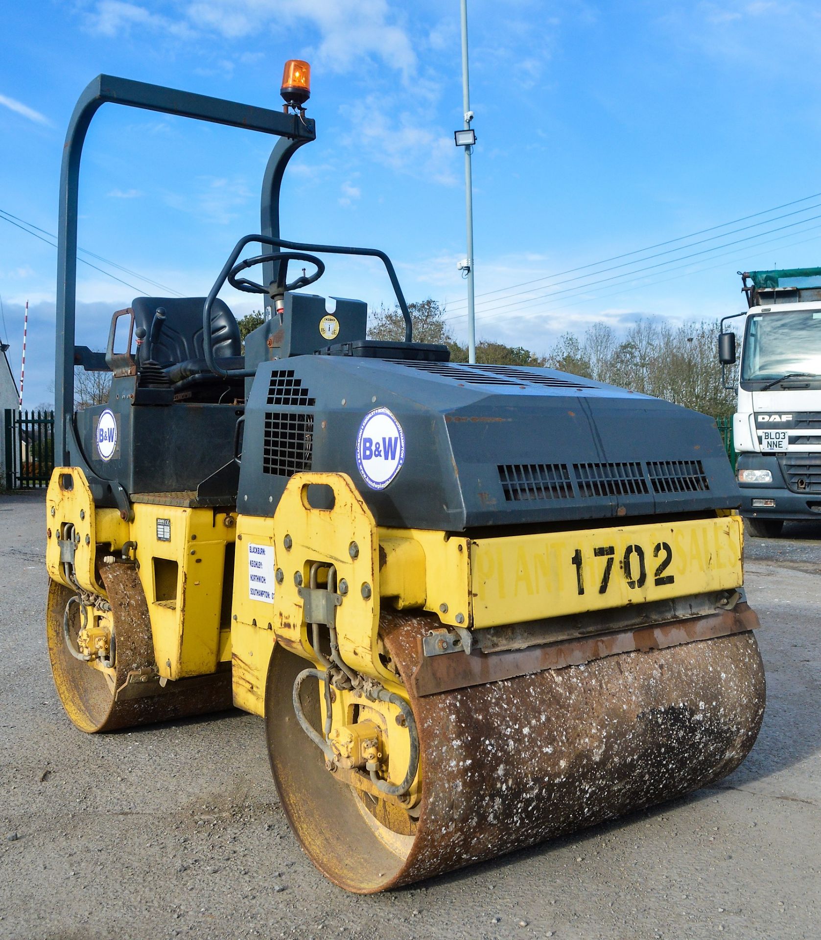 Bomag BW120 AD-3 double drum ride on roller Year: 2004 S/N: 519815 Recorded Hours: Not displayed ( - Image 2 of 8