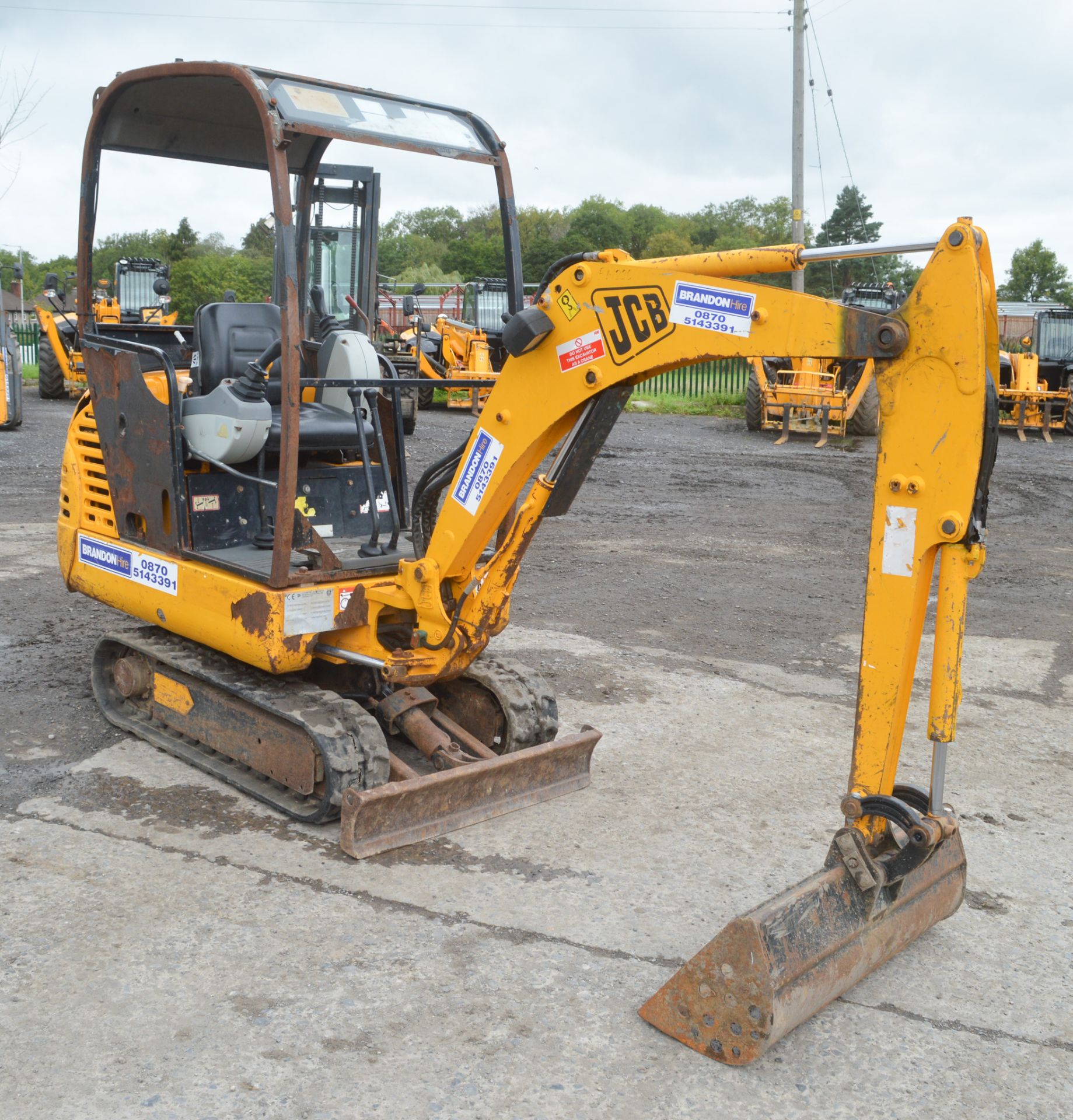 JCB 8015 1.5 tonne rubber tracked mini excavator Year: 2004 S/N: 1020937  Recorded hours: 2422 - Image 3 of 12