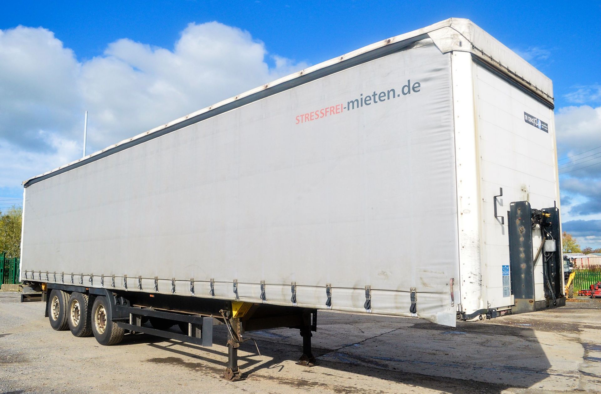 Kogel 14m tri axle curtain sided trailer Year: 2008 Chassis Number: 123333 Test Expires: 31/05/ - Image 2 of 12