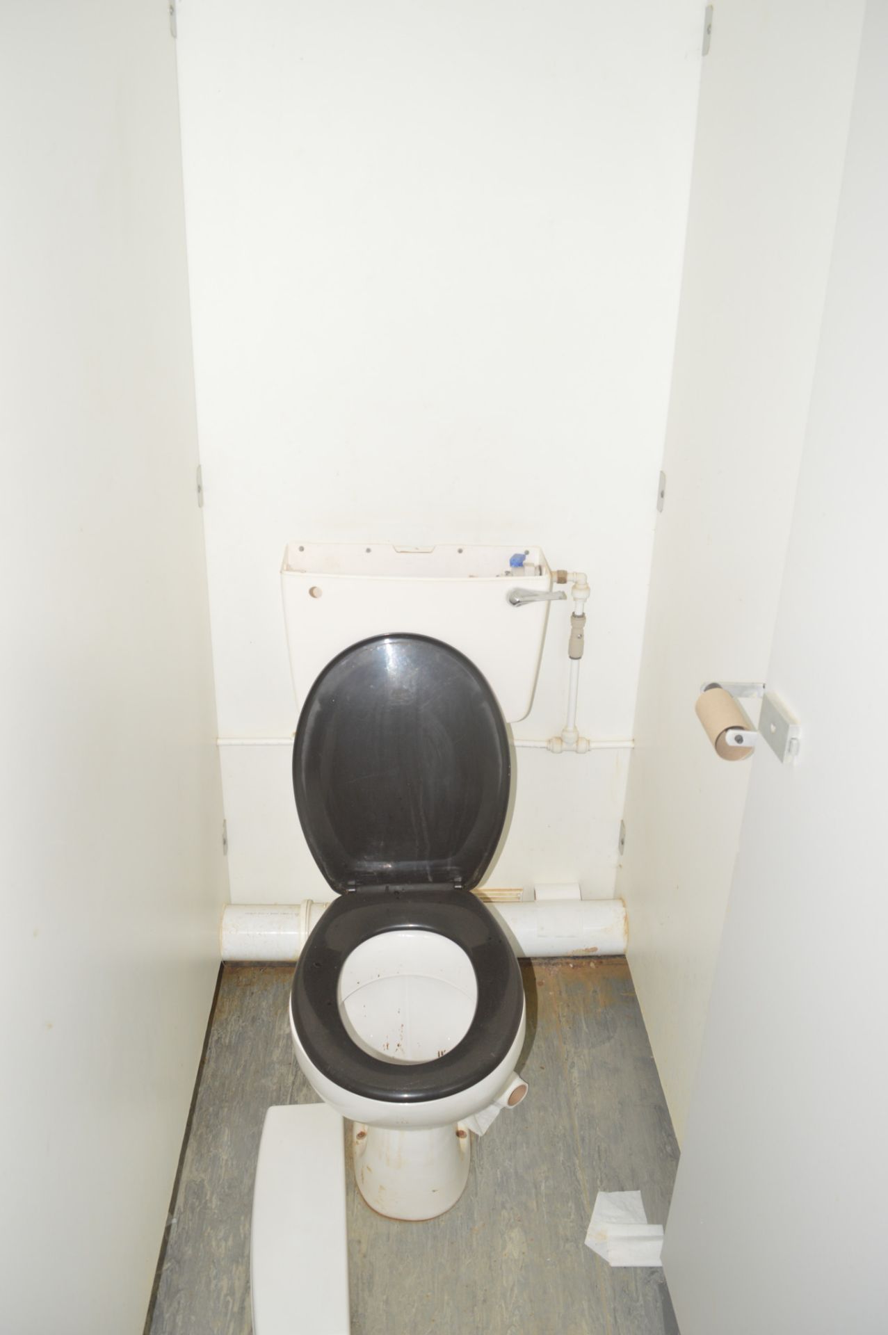 21 ft x 9 ft steel anti vandal jack leg toilet block Blue&White *No keys but unlocked* - Image 9 of 12