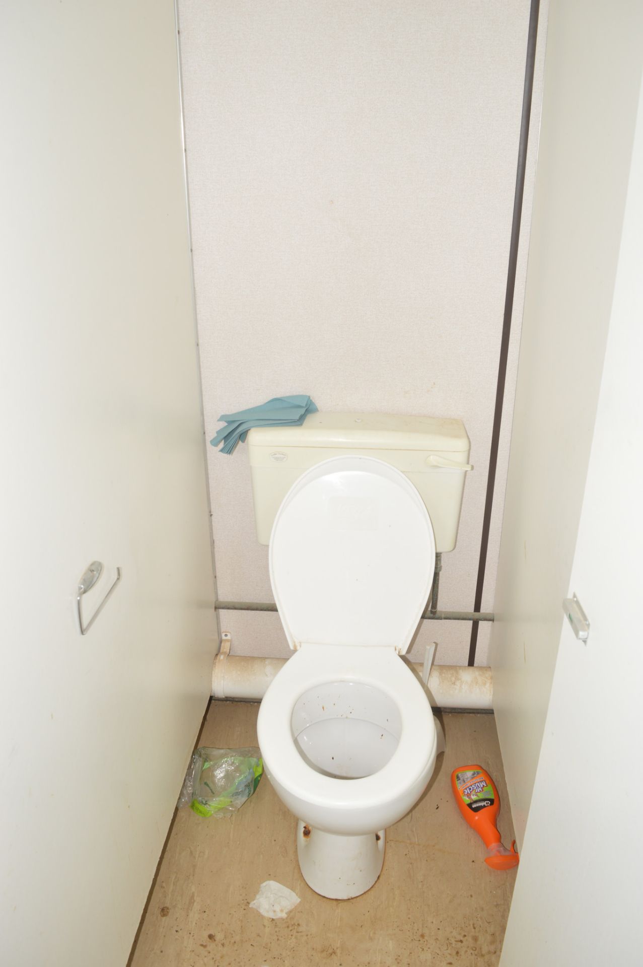 21 ft x 9 ft steel anti vandal jack leg toilet and shower block  A446525 c/w keys in office - Image 7 of 11