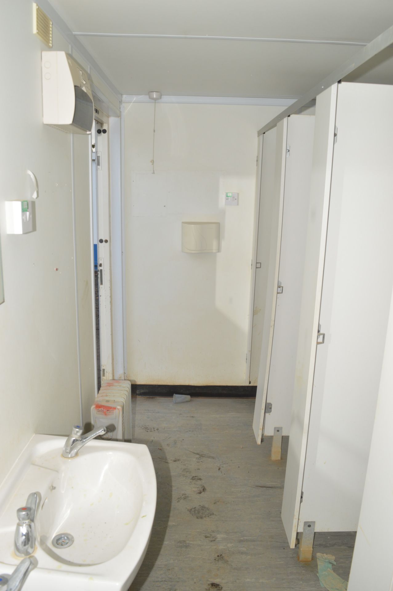 21 ft x 9 ft steel anti vandal jack leg toilet block Blue&White *No keys but unlocked* - Image 12 of 12