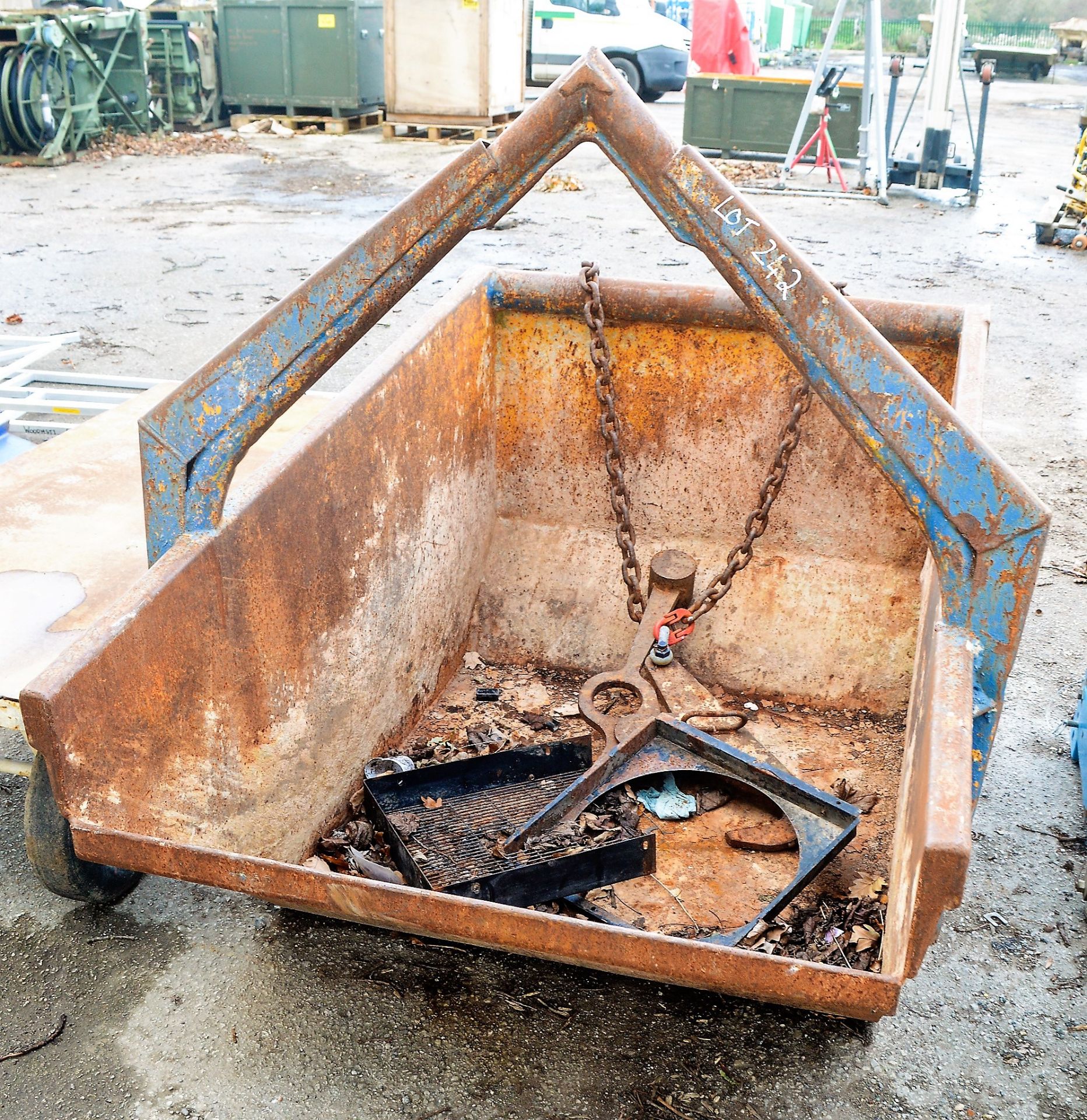 Secatol 1000 litre steel boat skip with pelican hook LC889287