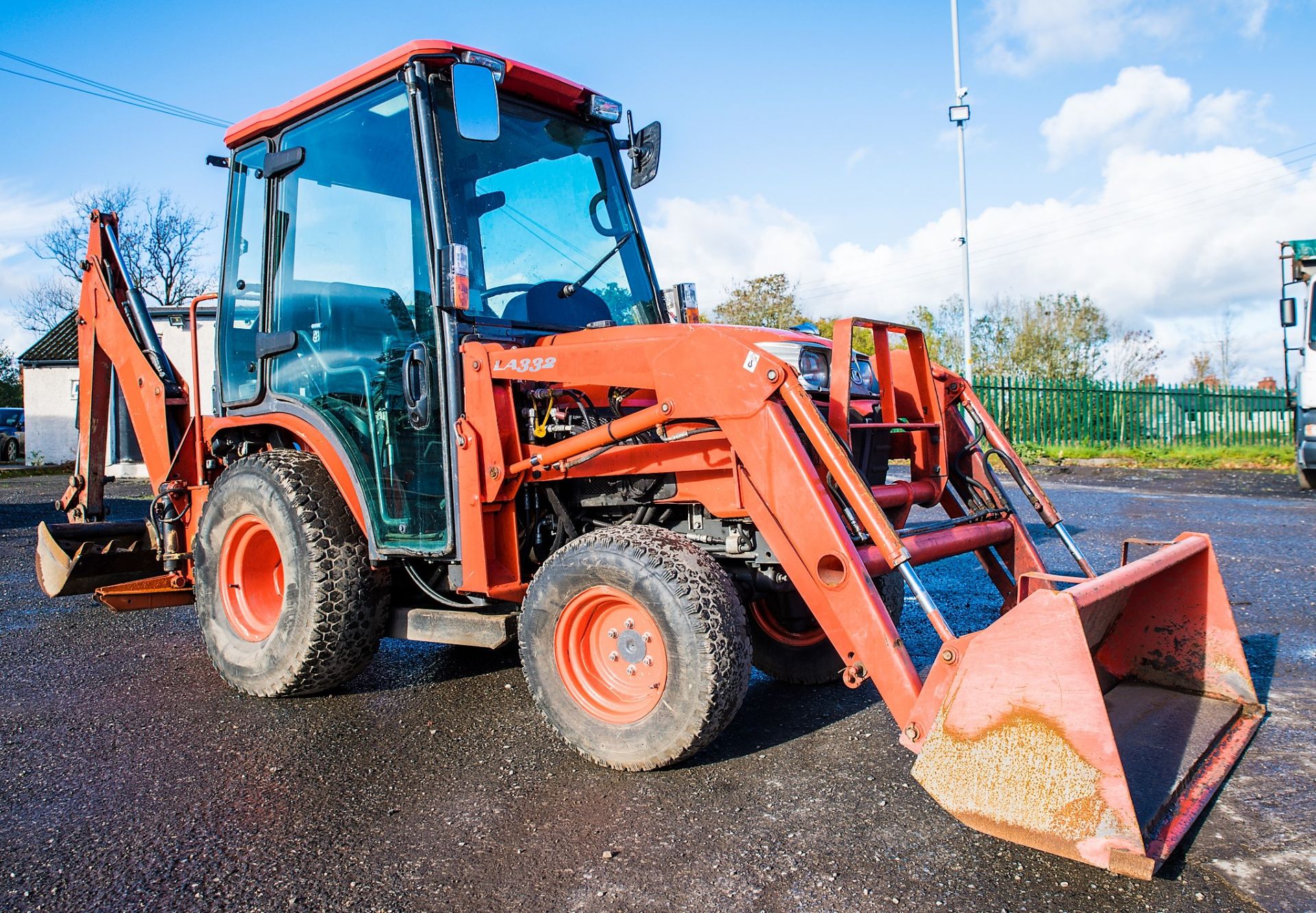 Kubota B2230HC diesel driven agricultural tractor Year:  S/N:  Recorded Hours: 1691 c/w backhoe & - Image 2 of 14