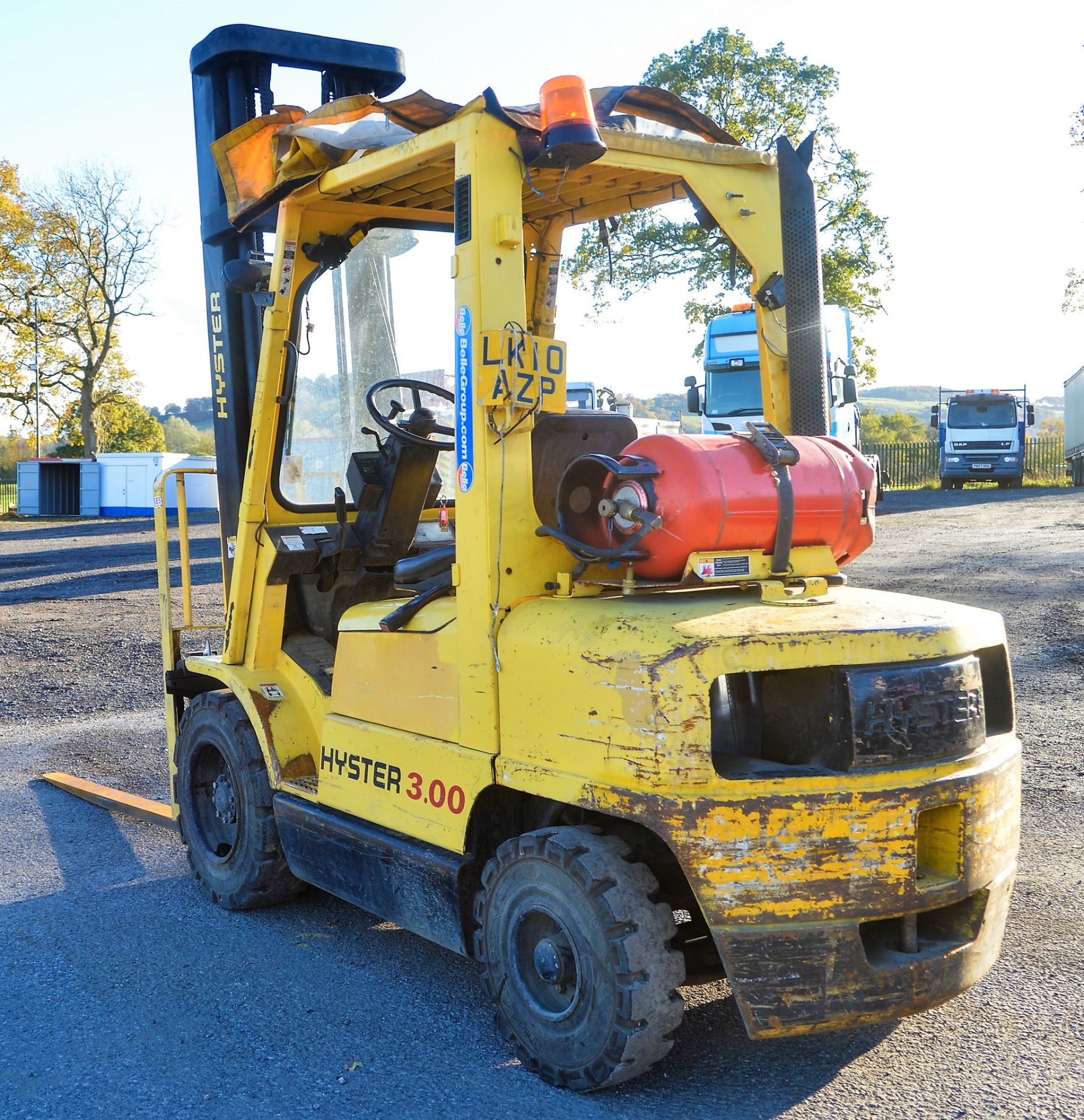 Hyster H3.0XM 3 tonne gas powered fork lift truck Year: 1997 S/N: 355769 Recorded Hours: 7428 c/w - Image 3 of 7