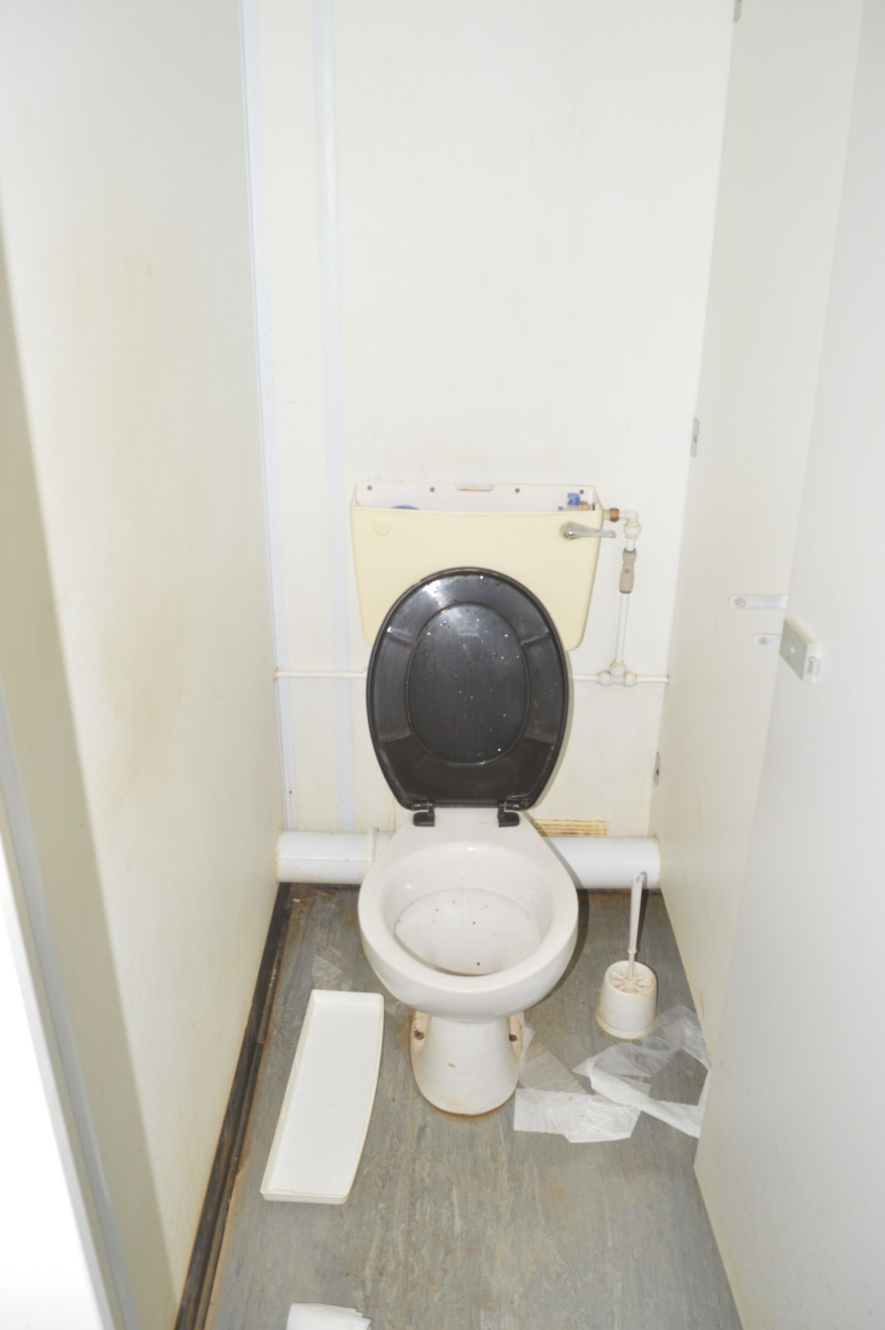 21 ft x 9 ft steel anti vandal jack leg toilet block Blue&White *No keys but unlocked* - Image 11 of 12