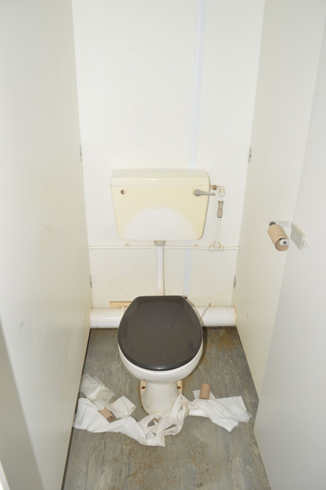 21 ft x 9 ft steel anti vandal jack leg toilet block Blue&White *No keys but unlocked* - Image 10 of 12