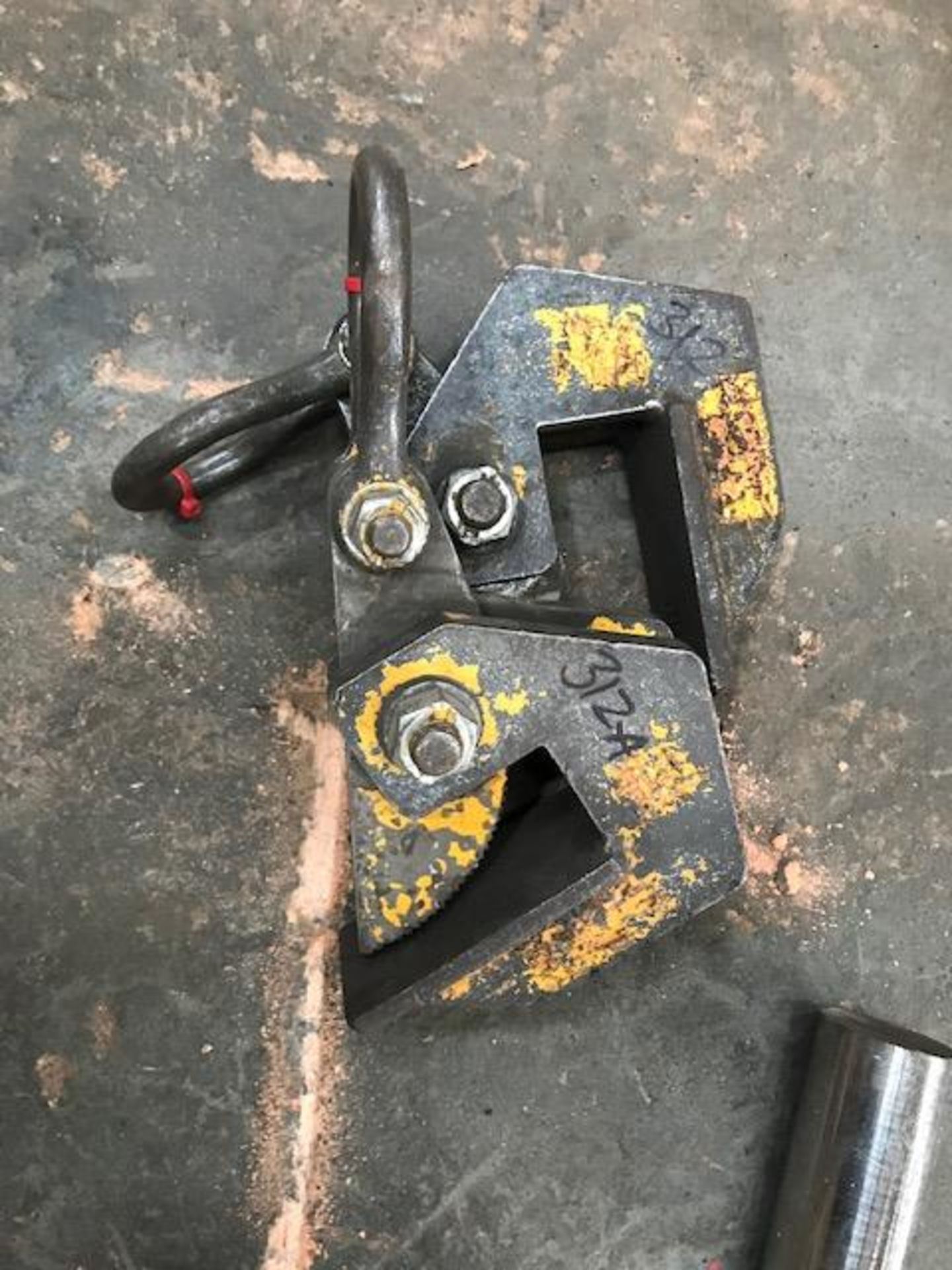 Pair of plate lifting clamps