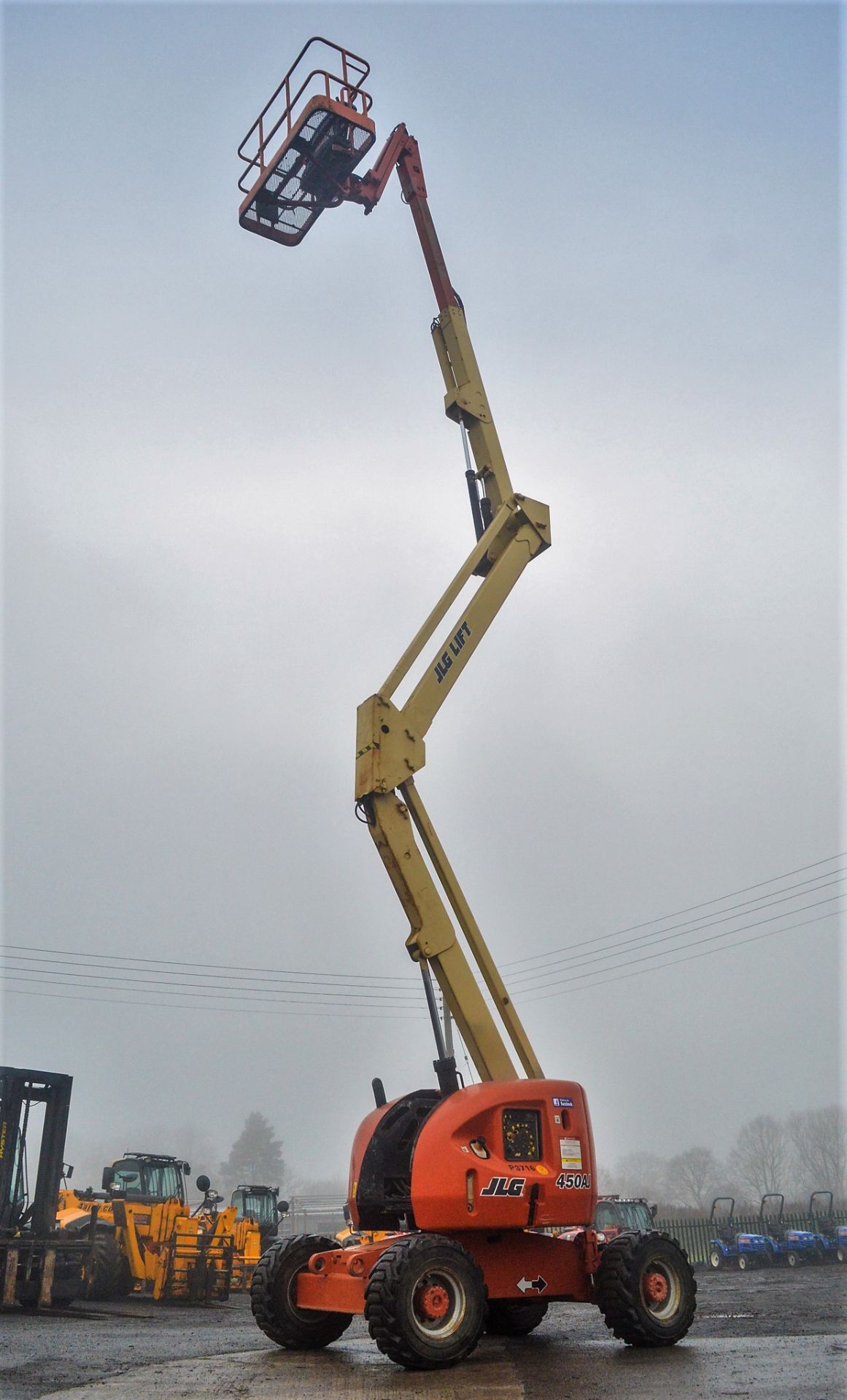 JLG 450 AJ 45ft diesel driven 4 wheel drive rough terrain articulated boom access platform Year: - Bild 7 aus 12