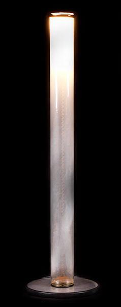 Design-Stehlampe Höhe: ca. 165 cm. Durchmesser des Fußes: ca. 47 cm. 20. Jahrhundert. Schwarzes - Image 2 of 3