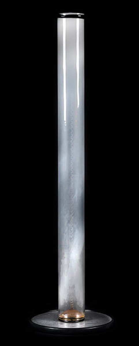 Design-Stehlampe Höhe: ca. 165 cm. Durchmesser des Fußes: ca. 47 cm. 20. Jahrhundert. Schwarzes - Image 3 of 3