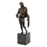 Bronzestatuette nach antikem Vorbild Höhe: 14 cm. Gesamthöhe inkl. Marmorsockel: 19 cm. Ende 18.