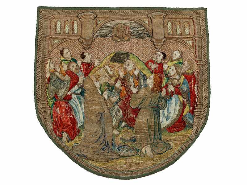 Spätgotisches Textilfragment 50 x 52 cm. Um 1520. Rückenschild eines Liturgischen Gewandes,