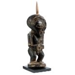 Afrikanische Fetischfigur "Nkise" Höhe: 53 cm. Kongo, Stamm Songe, erste Hälfte 20. Jahrhundert.