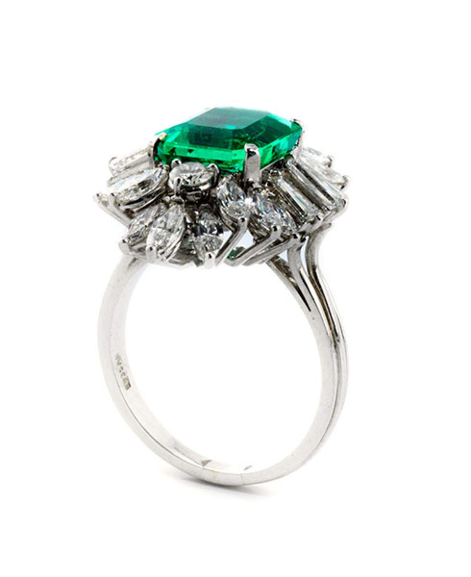 Smaragd-Diamantring Ringweite: 57. Ringkopflänge: ca. 2,8 cm. Gewicht: ca. 11,3 g. Platin. Beigefügt - Bild 2 aus 3