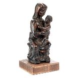 Bernsteinmadonna Höhe der Figur: 20 cm. Nordosteuropa, 17. Jahrhundert. Aus Bernstein gearbeitete,