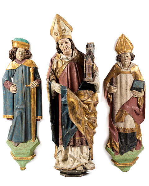 Schnitzfigurengruppe Höhe Bischof: ca. 103 cm. Höhe der Assistenzfiguren: 90 bzw. 93 cm. Anfang