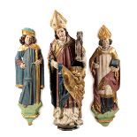 Schnitzfigurengruppe Höhe Bischof: ca. 103 cm. Höhe der Assistenzfiguren: 90 bzw. 93 cm. Anfang