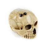 Elfenbein-Calavera Höhe: 8,1 cm. Spanien, 18. Jahrhundert. Elfenbein geschnitzt, patiniert,