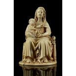 Thronende Madonna mit Kind Höhe: 16,5 cm. 15. Jahrhundert. Elfenbeinschnitzerei. Die thronende