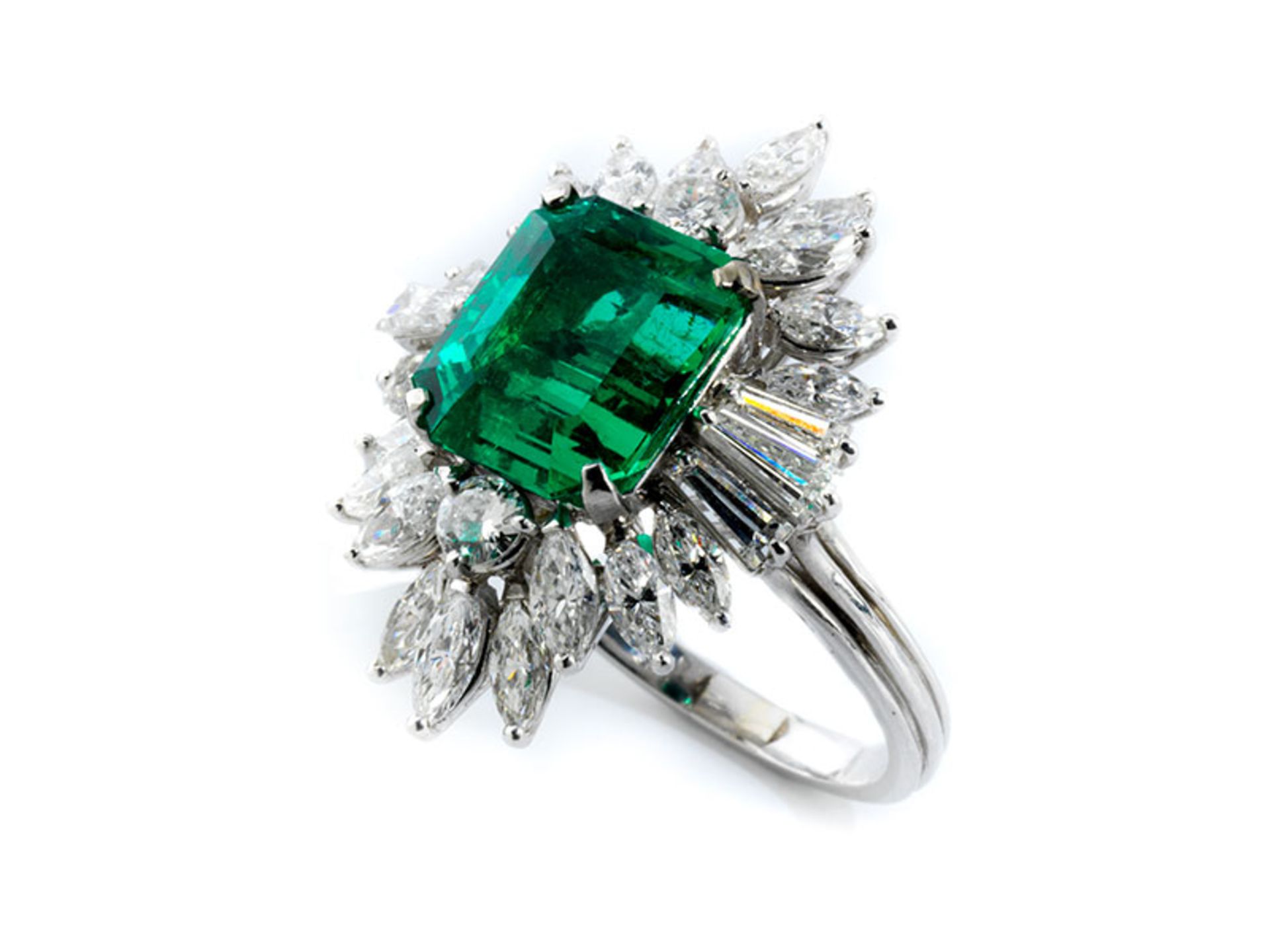 Smaragd-Diamantring Ringweite: 57. Ringkopflänge: ca. 2,8 cm. Gewicht: ca. 11,3 g. Platin. Beigefügt