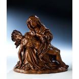 Pietà Höhe: 32,2 cm. Südliche Niederlande, um 1510/ 20. Eichenholz, geschnitzt, patiniert. Auf einer