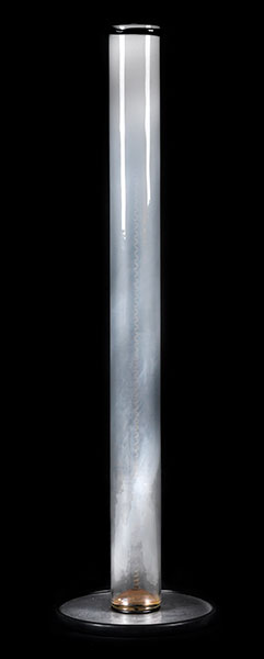 Design-Stehlampe Höhe: ca. 165 cm. Durchmesser des Fußes: ca. 47 cm. 20. Jahrhundert. Schwarzes