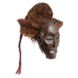 Afrikanische Maske Höhe: 28 cm. Länge: ca. 27 cm. Stamm Chokwe, Angola, 20. Jahrhundert. Idealtyp