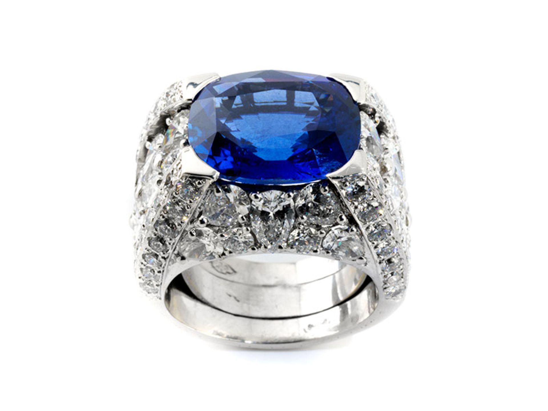 Saphir-Diamantring Ringweite: 53/54. Breite: ca. 1,6 cm. Gewicht: ca. 24,1 g. Platin. Beigefügt - Bild 2 aus 3
