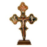 Sieneser Vortragekreuz des ausgehenden 15. Jahrhunderts Höhe: 48 cm. Breite: 32 cm. Holz, bemalt.