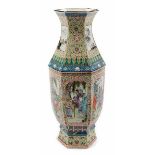 Famille Jaune-Vase Höhe: 61 cm. China, 19./ 20. Jahrhundert. Pentagonaler Korpus mit horizontaler