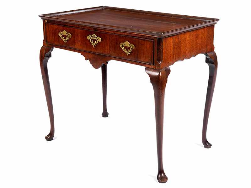Tisch im Queen Anne-Stil 75 x 84 x 56 cm. England, 19. Jahrhundert. Geschwungene Beine mit