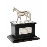 Silbernes Pferd auf Postament - Offiziersgeschenk Höhe: 16 cm. Länge des Postaments: 13,5 cm.